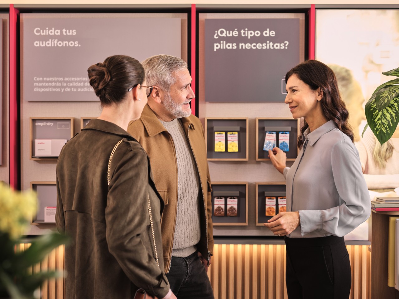 Especialista de GAES hablando con clientes